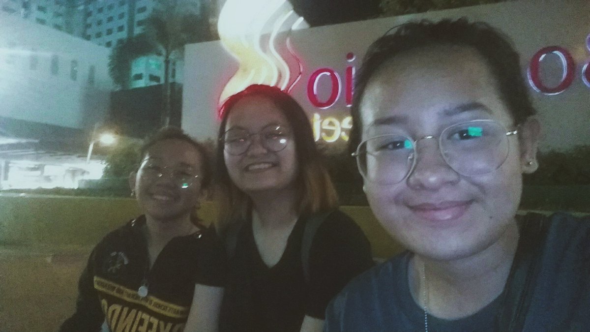 chiniejaluag's tweet photo. Went to free comic book day with these people 💗 kahit mahaba yung pila kanina it was still worth it 😣😭😄❤#fcbd #fcbd2018 #FreeComicBookDay #fcbdph #FCBD2018 #FCBD @_FullyBooked

5/05/18 https://t.co/4bdnEHqqkp
