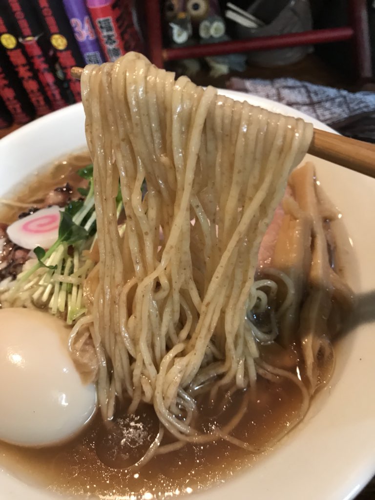 hideking1012's tweet photo. 麺酒処ふくろう@戸塚
はまぐり×干しタコラーメンの塩を味玉、チャーシュー増しで頂きました🍜蛤とタコの出汁が同時に襲ってくる激美味スープ🤣丼の中に蛤の身も潜んでいて丼底のスープは蛤感がいっぱい‼️🤩麺はもちもち😍チャーシューはしっとり😋本当に唯一無二の味です🤗✨ https://t.co/UE6JGrJmZR