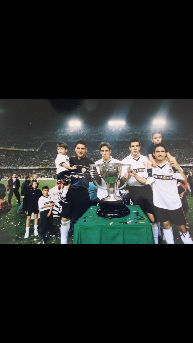 juansanchezvlc's tweet photo. HOY HACE 16 AÑOS!! CAMPEONES DE LIGA!!INOLVIDABLE!! 5-5-2002 https://t.co/FvGI866xBQ