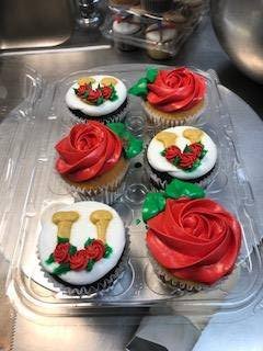 MidtowneMarket's tweet photo. It's bound to be a great #Saturday with #CincodeMayo AND the #KentuckyDerby! #MidtowneBakery is killing it with these awesome #cupcakes https://t.co/6R9H0nilRX