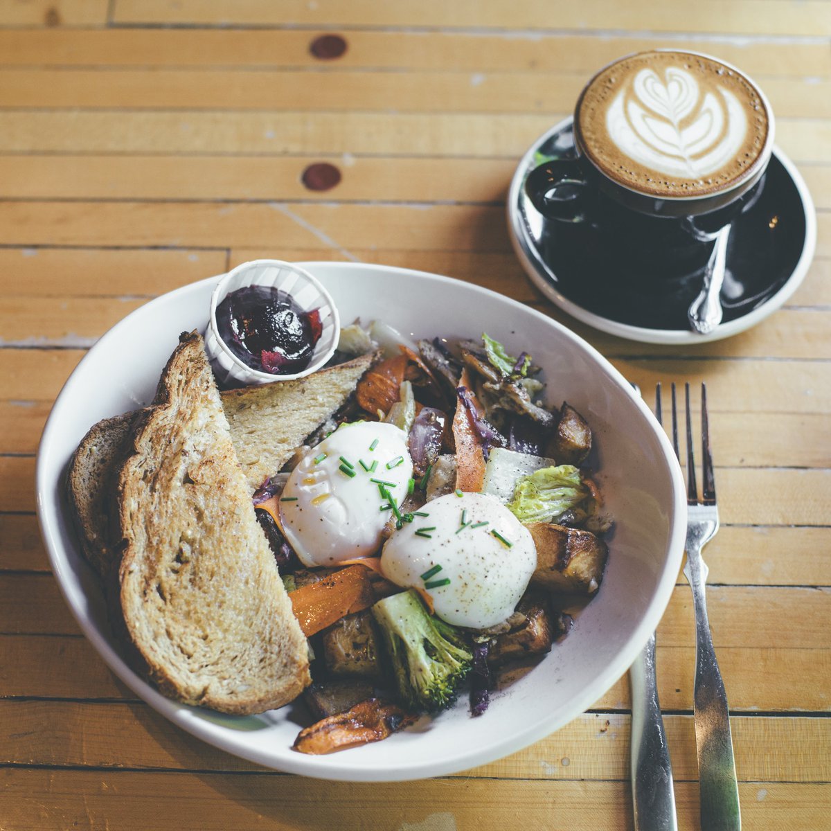 whistle_craft's tweet photo. Today’s Hash - Pulled chicken, Napa cabbage, purple cabbage, broccoli, & taters with two poached eggs & toast! #dathash #breakfasthash #brunch #stlbrunch #brunchlife #brunchgoals #themudhouse #cherokeestreet #cherokeelove https://t.co/09jWwNxvuf