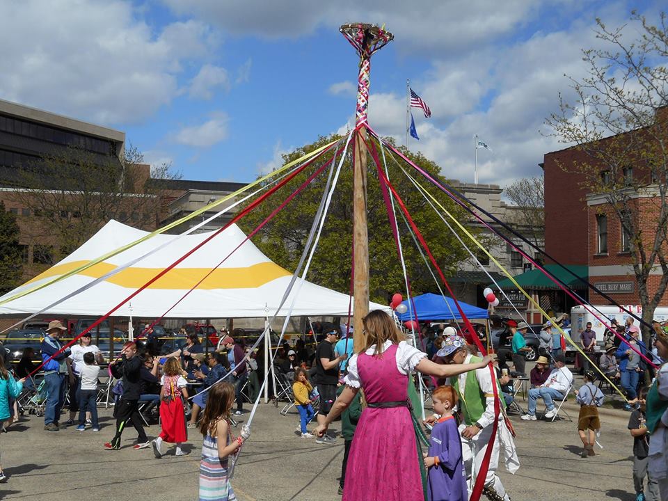 RevBrewChicago's tweet image. #MADISON: Maifest 2018 has arrived! Come on out to @EssenMadison from 12:00 - 6:00 PM for brews, music, brats, maypole dancing, and more. 15% of event proceeds will be donated to @DCHSgiveshelter. Prost! 🍻 facebook.com/events/1813537…
