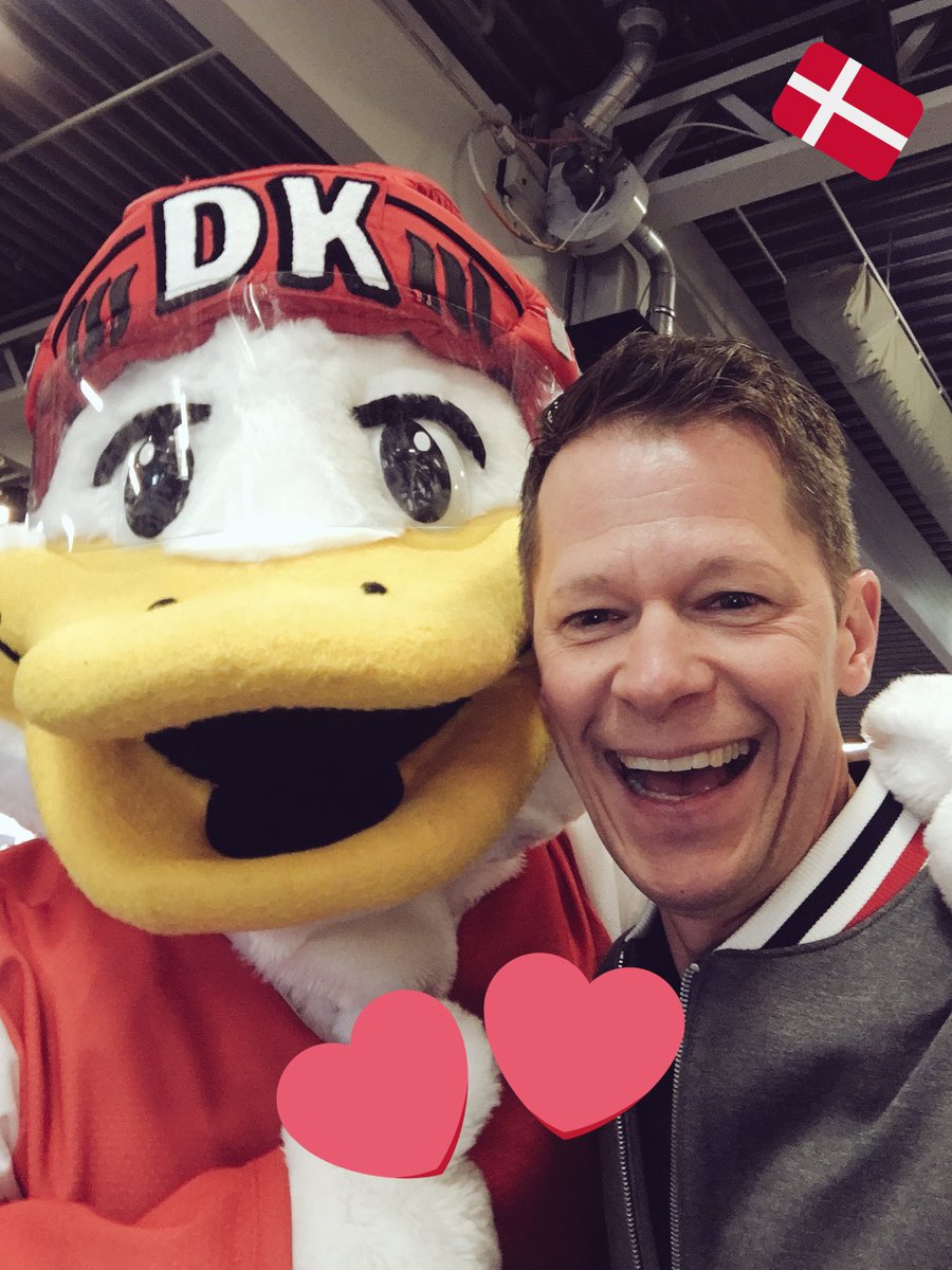 SBanderm's tweet photo. WMCheckliste Punkt 1: Check! ✅#MascotPiC So, mein Guter @BastiSchwele ich habe nachgelegt😜 #EishockeyWM #Duckly #DerhässlicheModunddasEntlein 🤓 https://t.co/l4NT7Yxu7b