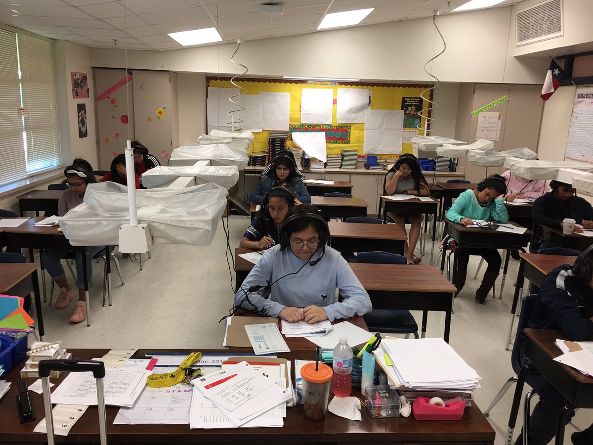 ceciliamewa's tweet image. Full house today at Bussey Nation taking the AP Spanish mock test #successontheway #passingthetest #CincoDeMayo @vero7956 @Bussey_Owlets @BusseyAVID @SteeleThoughts