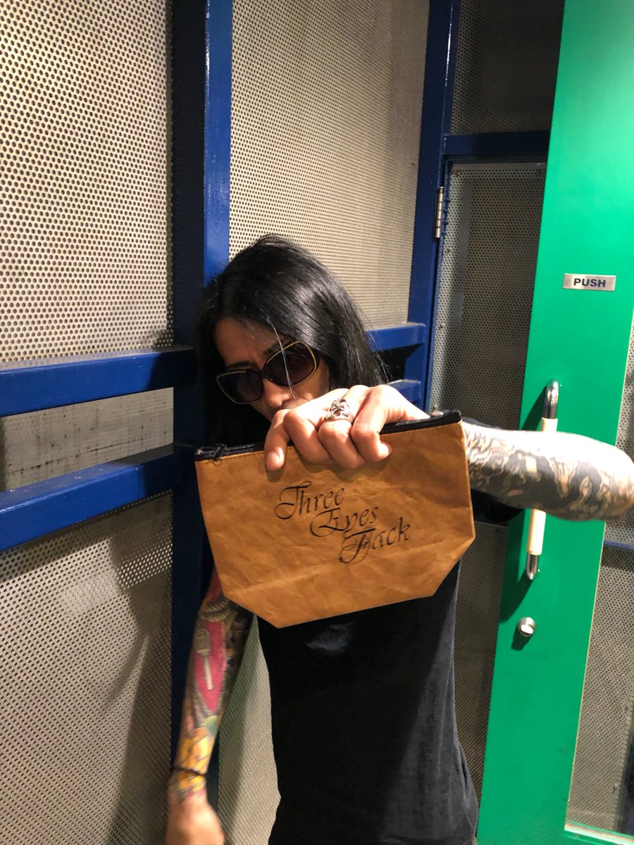 threeeyesfack's tweet photo. THREE EYES FACKグッズ情報！！

こちらのポーチ、スマートフォンリン���、リップの３点はセット販売となります。 https://t.co/2slOzSgIuz