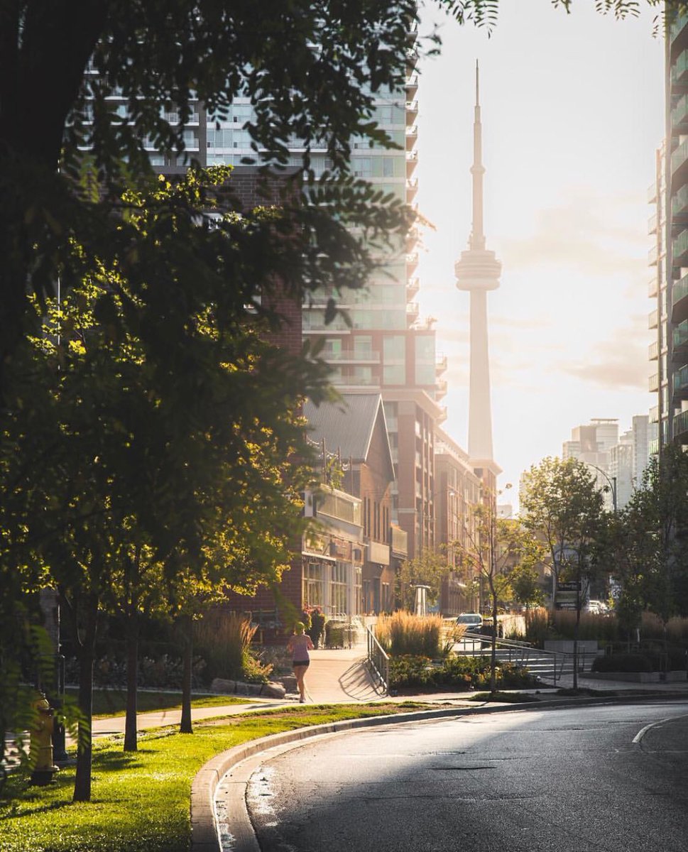 FairmontRYH's tweet photo. It is the perfect day to explore #Toronto! We hope everyone has a fantastic weekend! ☀️ #RYHSpring #FairmontRoyalYork 📸: @zzoomed(Instagram) https://t.co/i418jVXIB5