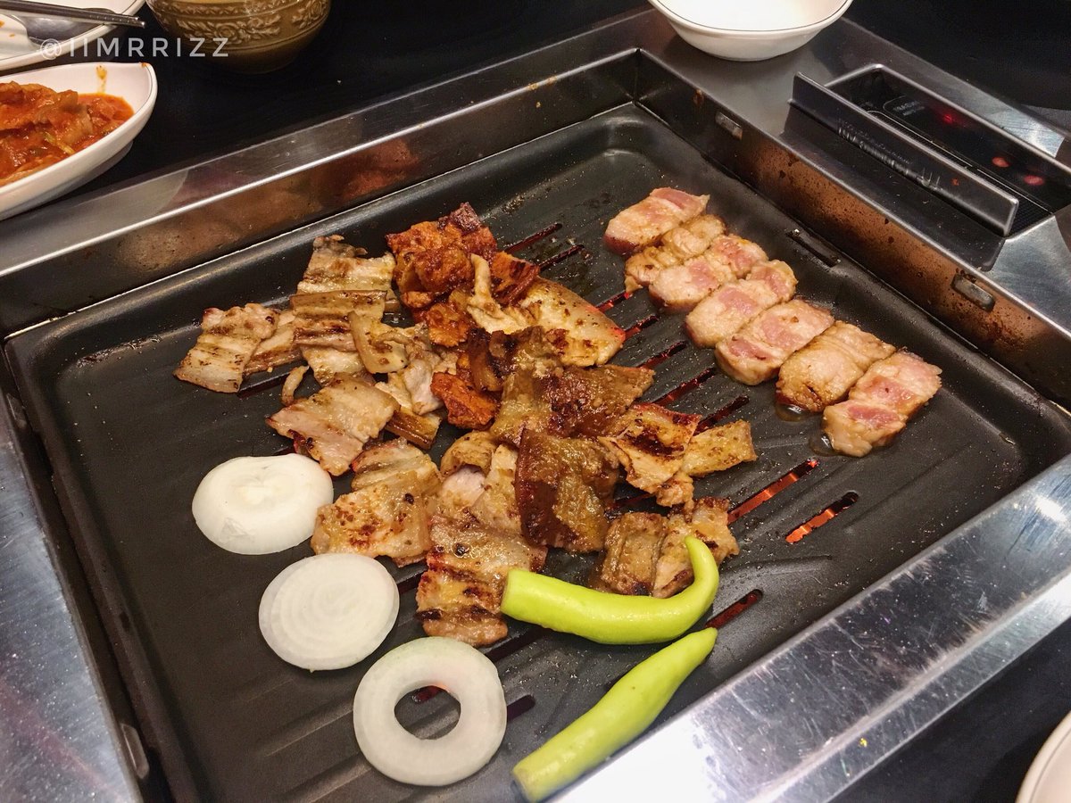arnathaofficial's tweet photo. แถว ม.รังสิตมีร้านอาหารเกาหลีบุฟเฟต์ชื่อร้าน mosim ราคาคนละ 299 ไม่บวกเพิ่ม ไม่จำกัดเวลา มีน้ำเก๊กฮวยให้ฟรี หมูสามชั้นสไลด์มีหลายรสชาติเลย ข้าวผัดกิมจิกับน่องไก่อบอะไรไม่รู้อาหย่อยยย อิอิ https://t.co/XIaauE092E