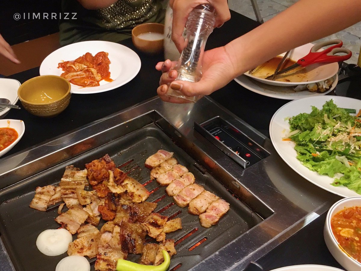 arnathaofficial's tweet photo. แถว ม.รังสิตมีร้านอาหารเกาหลีบุฟเฟต์ชื่อร้าน mosim ราคาคนละ 299 ไม่บวกเพิ่ม ไม่จำกัดเวลา มีน้ำเก๊กฮวยให้ฟรี หมูสามชั้นสไลด์มีหลายรสชาติเลย ข้าวผัดกิมจิกับน่องไก่อบอะไรไม่รู้อาหย่อยยย อิอิ https://t.co/XIaauE092E