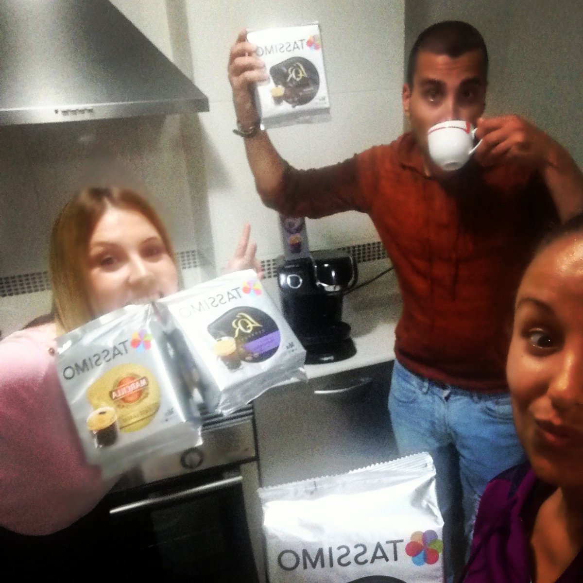 Marixus2's tweet photo. Conociendo @TassimoEurope 😂😂 #amigoslocos #muylocos #solesegundafaltagrave #cafeymascafe #tassimo #compartetassimo #coffee #coffeetime ☕ @OfficialTassimo @trnd_es https://t.co/TdxgUWITD3