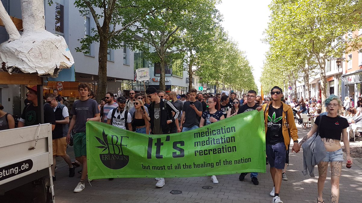 HanfBltenFreund's tweet photo. #GMM2018 Erlangen sehr nices Wetter coole Menschen und der Duft der Legalisierung in der Luft https://t.co/mUr40xmpks