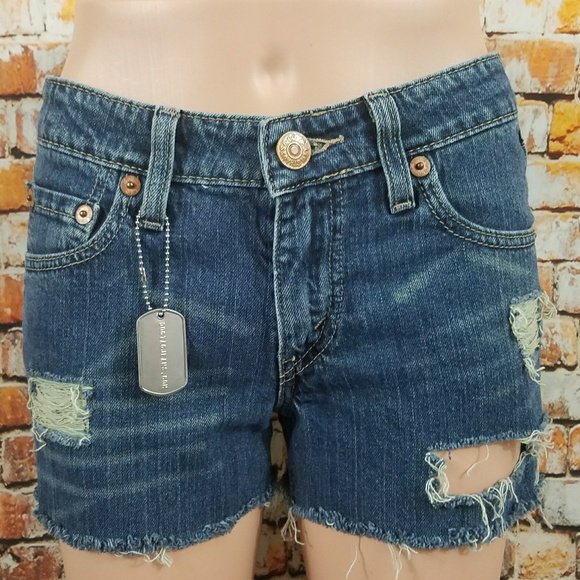 maamsshop's tweet photo. So good I had to share! Check out all the items I'm loving on @Poshmarkapp from @Matchgirl1321 @dogtagjeans #poshmark #fashion #style #shopmycloset #2bbebe #levis #victoriassecret: https://t.co/hgYQEVsnxR https://t.co/0piufN462X