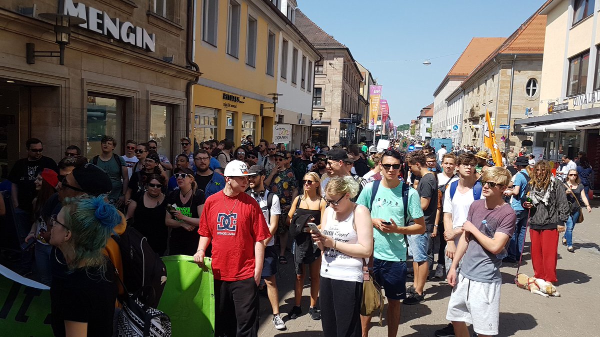HanfBltenFreund's tweet photo. #GMM2018 Erlangen sehr nices Wetter coole Menschen und der Duft der Legalisierung in der Luft https://t.co/mUr40xmpks