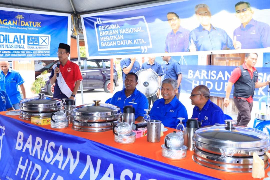 DrZahidHamidi's tweet photo. Ramah Mesra & Kenduri Sekampung Bersama Penduduk Kampung di Dewan Orang Ramai Cawangan Parit 25, Bagan Datuk.
#BaganDatukORI #DahulukanRakyat https://t.co/gYk5aVhmCz