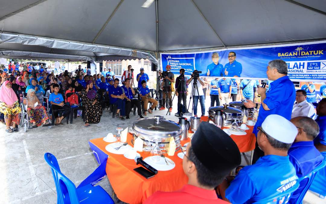 DrZahidHamidi's tweet photo. Ramah Mesra & Kenduri Sekampung Bersama Penduduk Kampung di Dewan Orang Ramai Cawangan Parit 25, Bagan Datuk.
#BaganDatukORI #DahulukanRakyat https://t.co/gYk5aVhmCz
