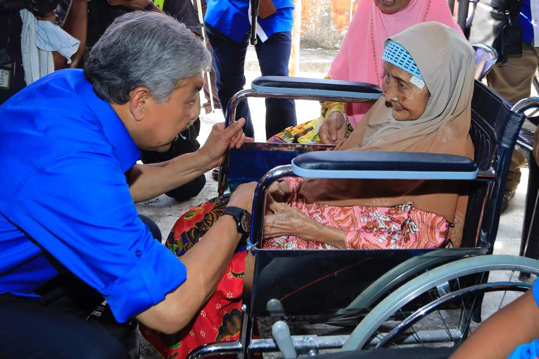 DrZahidHamidi's tweet photo. Ramah Mesra & Kenduri Sekampung Bersama Penduduk Kampung di Dewan Orang Ramai Cawangan Parit 25, Bagan Datuk.
#BaganDatukORI #DahulukanRakyat https://t.co/gYk5aVhmCz