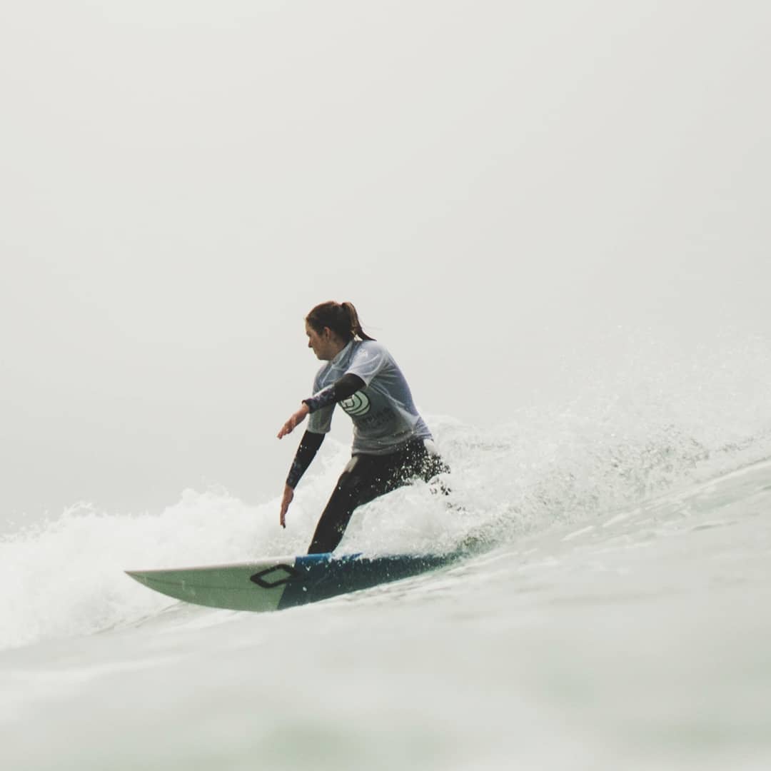 SurfingEngland's tweet photo. Ladies smashing it 🏄‍♀️ #EnglishSurfChamps @candmclub @korevlager @surfdome @jeep_uk @thewave @stanceeurope @hippeas_snacks @pukkaherbs @goprouk @redbulluk @jollybrownvintage @quiksilver @roxy @surfingtechniques @gul_watersports @dryrobe @pacsafeofficial @oneill @watergatebay https://t.co/lvFF48MJE5