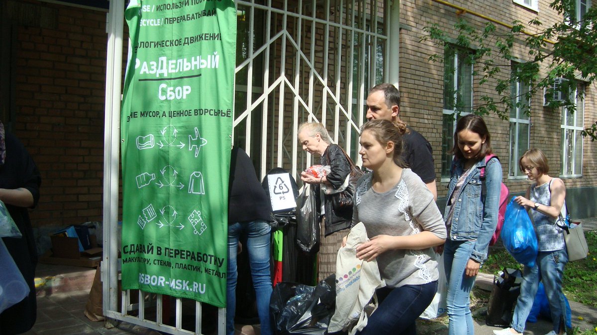 lib_simonovka's tweet photo. Прошла акция "Раздельный сбор"  #БиблиотекиЮАО #ЮАО #акция #раздельный_сбор #вторичное_сырье #экология #волонтеры #Библиотека162 #Якорная #Нагатинский_Затон https://t.co/8WV7bwH5ob