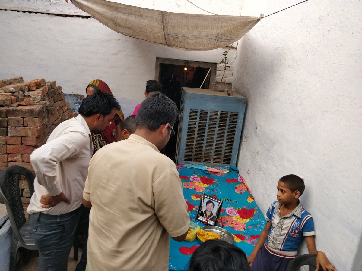 jarariya91's tweet photo. आज ग्वालियर में 2अप्रैल को शहीद हुए दीपक जाटव और राकेश तमोटिया को श्रद्धांजलि दी और उनके परिवार से संवेदना प्रकट की
यहा के ज्यादातर युवा जैलो में बंद है परिवारों को अभी कोई आर्थिक सहायता नही मिली है।
सभी परिवारो की सारी जानकारी ले कर जल्द जी सहायता केलिये एकाउंट नम्बर जारि करेंगे https://t.co/MG4Zrr3SDO