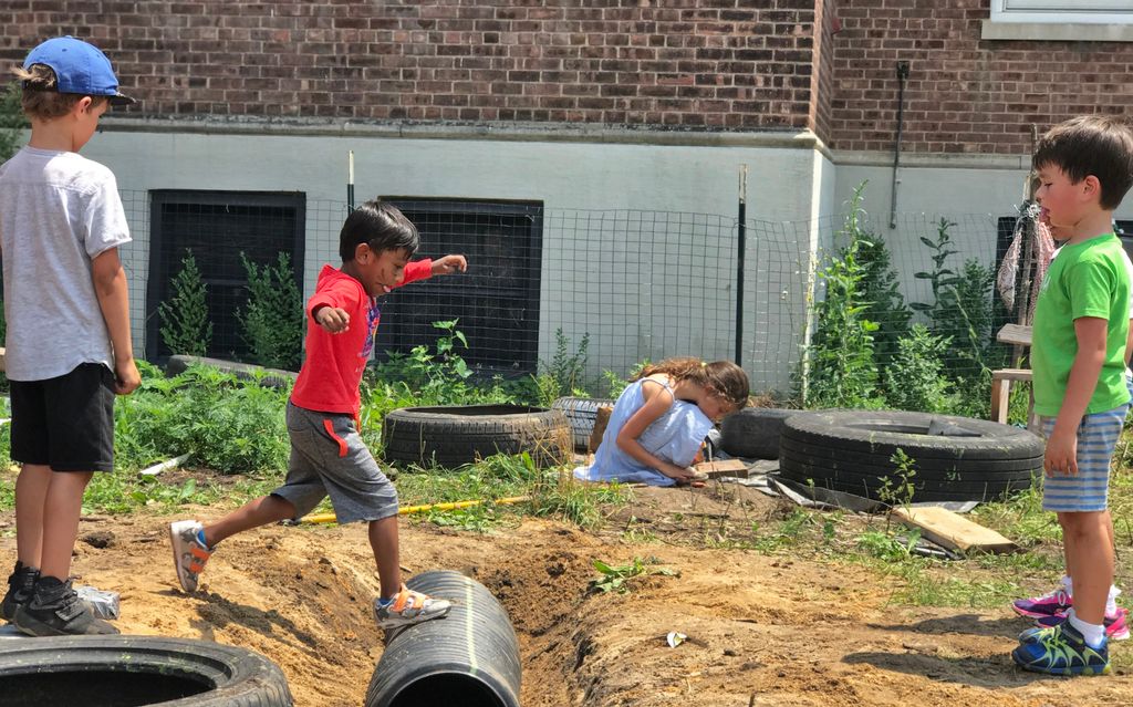 play_groundnyc's tweet image. Hop to it! Ferries heading out to The Yard right now @govs_island. Opening at noon today! #playfreenyc
