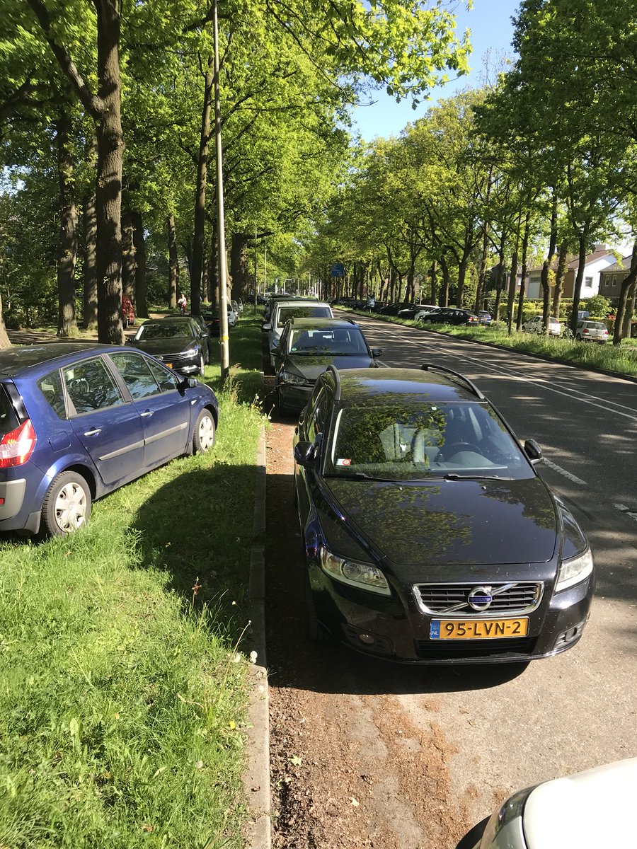 PromedAV's tweet image. Gezellige drukte ook rond het festivalterrein waar je nog gratis kunt parkeren #BFO2018 #zwolle