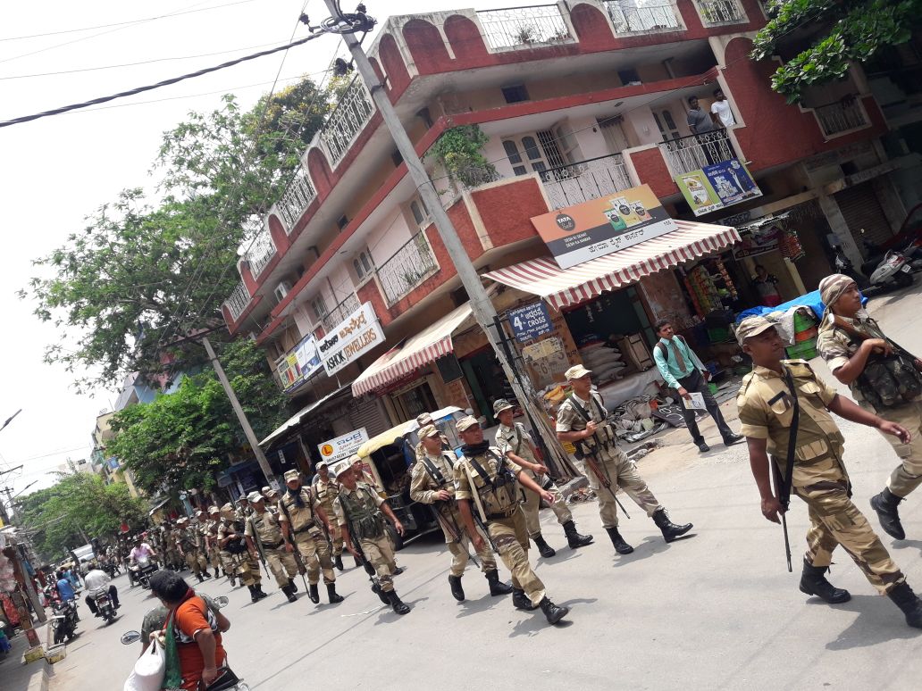 DCPWestBCP's tweet photo. ಇಂದು ಬಸವೇಶ್ವರನಗರ ಮತ್ತು ಬ್ಯಾಟರಾಯನಪುರ  ಪೊಲೀಸರು ಅರೆಸೇನಾ ಪಡೆಗಳೊಂದಿಗೆ ವಿಧಾನಸಭೆ ಚುನಾವಣೆ-2018 ರ ಹಿನ್ನಲೆಯಲ್ಲಿ ಠಾಣಾ ಸರಹದ್ದಿನಲ್ಲಿ ಪಥಸಂಚಲನ ನಡೆಸಿರುತ್ತಾರೆ. |#ಶಾಂತಿಯುತಚುನಾವಣೆಯಕಡೆ #ನಮ್ಮಪಡೆಗಳನಡೆ |#KarnatakaElections2018 |#PoliceRouteMarch |#AreaDominationContinued...@BlrCityPolice https://t.co/ZOJxzwmbwH