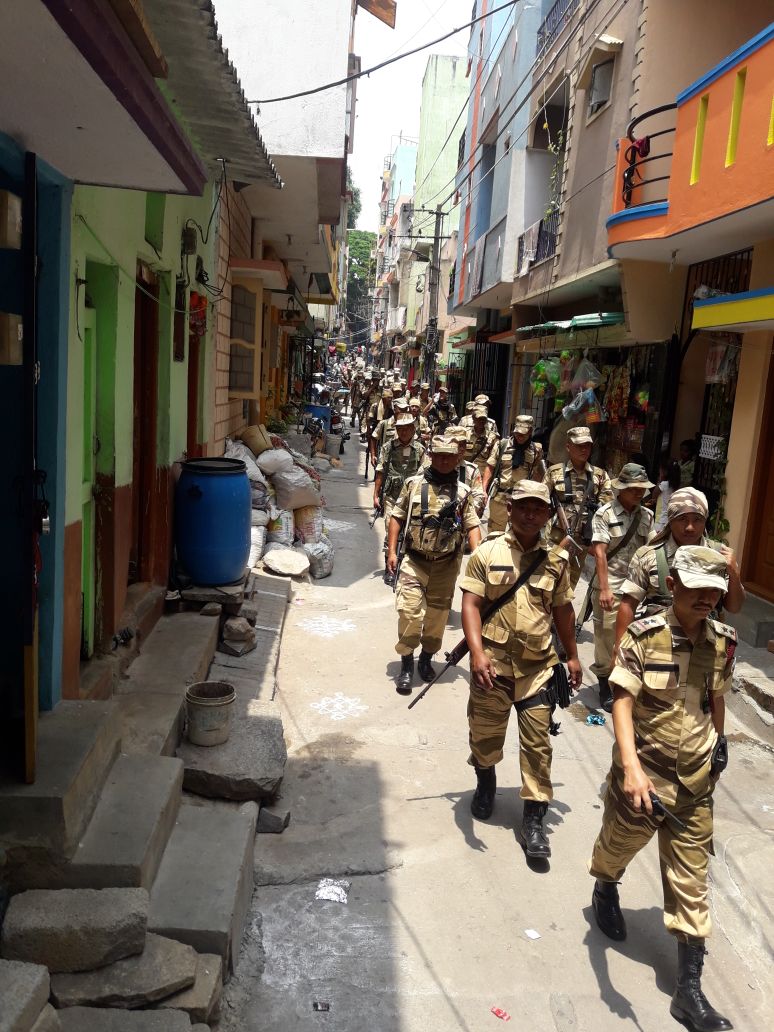 DCPWestBCP's tweet photo. ಇಂದು ಬಸವೇಶ್ವರನಗರ ಮತ್ತು ಬ್ಯಾಟರಾಯನಪುರ  ಪೊಲೀಸರು ಅರೆಸೇನಾ ಪಡೆಗಳೊಂದಿಗೆ ವಿಧಾನಸಭೆ ಚುನಾವಣೆ-2018 ರ ಹಿನ್ನಲೆಯಲ್ಲಿ ಠಾಣಾ ಸರಹದ್ದಿನಲ್ಲಿ ಪಥಸಂಚಲನ ನಡೆಸಿರುತ್ತಾರೆ. |#ಶಾಂತಿಯುತಚುನಾವಣೆಯಕಡೆ #ನಮ್ಮಪಡೆಗಳನಡೆ |#KarnatakaElections2018 |#PoliceRouteMarch |#AreaDominationContinued...@BlrCityPolice https://t.co/ZOJxzwmbwH