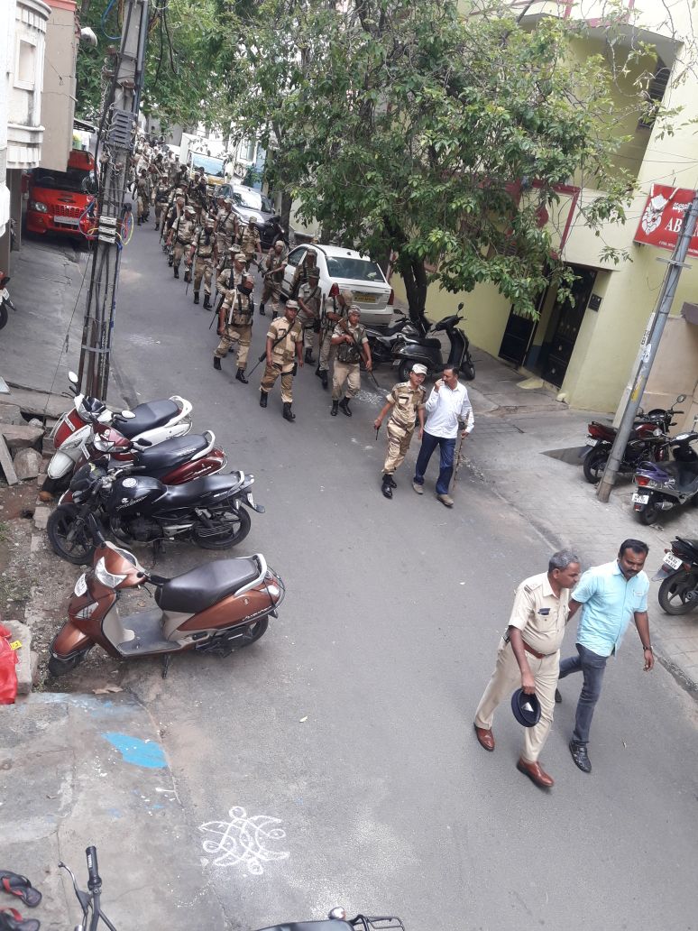 DCPWestBCP's tweet photo. ಇಂದು ಬಸವೇಶ್ವರನಗರ ಮತ್ತು ಬ್ಯಾಟರಾಯನಪುರ  ಪೊಲೀಸರು ಅರೆಸೇನಾ ಪಡೆಗಳೊಂದಿಗೆ ವಿಧಾನಸಭೆ ಚುನಾವಣೆ-2018 ರ ಹಿನ್ನಲೆಯಲ್ಲಿ ಠಾಣಾ ಸರಹದ್ದಿನಲ್ಲಿ ಪಥಸಂಚಲನ ನಡೆಸಿರುತ್ತಾರೆ. |#ಶಾಂತಿಯುತಚುನಾವಣೆಯಕಡೆ #ನಮ್ಮಪಡೆಗಳನಡೆ |#KarnatakaElections2018 |#PoliceRouteMarch |#AreaDominationContinued...@BlrCityPolice https://t.co/ZOJxzwmbwH