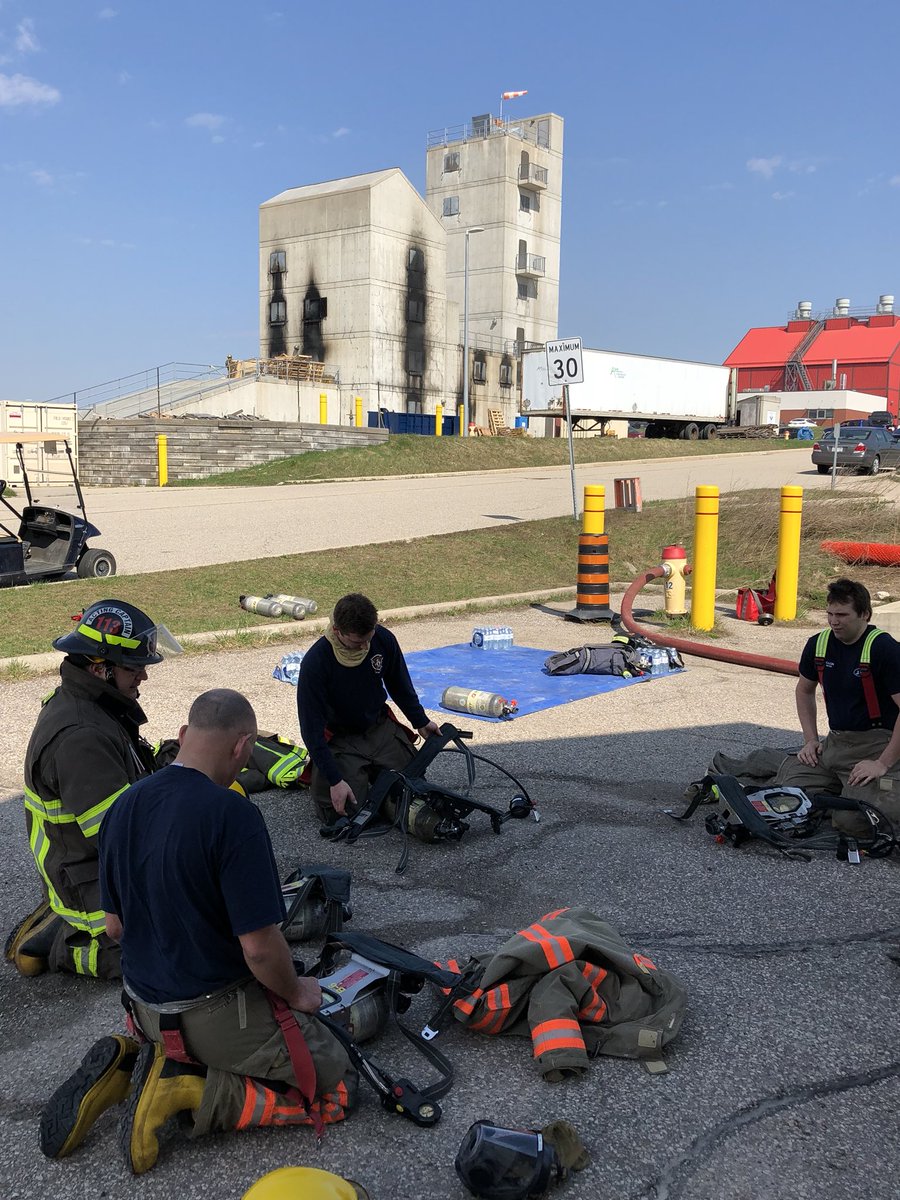 gmanlfd142's tweet photo. Scba familiarization & follow a hoseline skill sets. #ffsurvival @WilmotTownship https://t.co/Jjg23bk41n