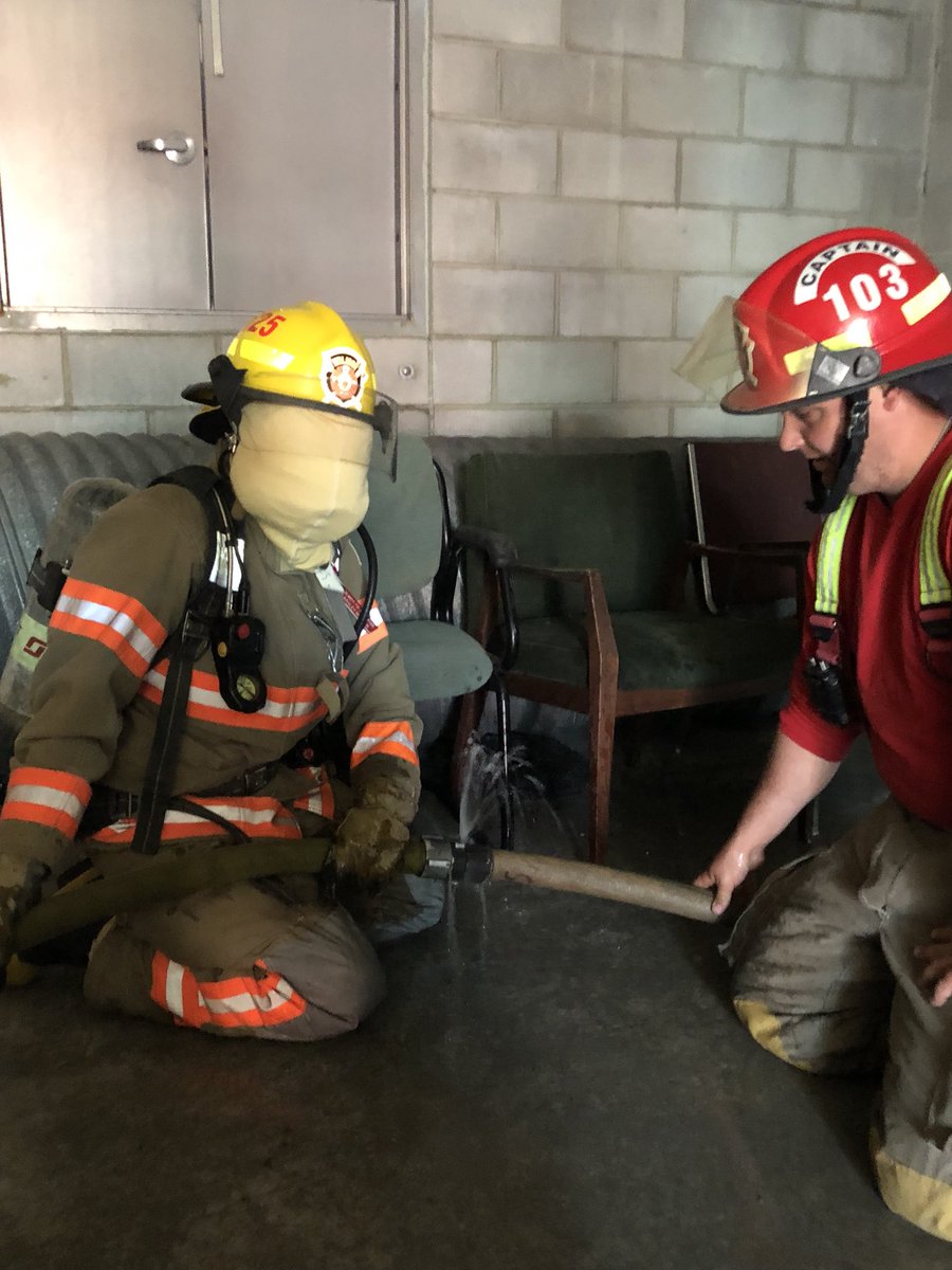 gmanlfd142's tweet photo. Scba familiarization & follow a hoseline skill sets. #ffsurvival @WilmotTownship https://t.co/Jjg23bk41n