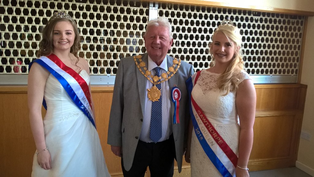 WakefieldMayor's tweet image. Glorious day for the 144th Gawthorpe Maypole procession ☀ Mayor with Maypole Queens of 2017 and 2018. #Ossett