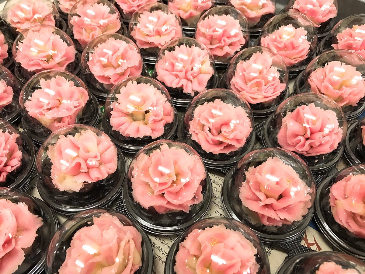 菓舗 近江屋 明日から母の日の和菓子を販売開始いたします 和菓子で作った食べられるカーネーションです ๑ ๑ カーネーション 母の日 和菓子