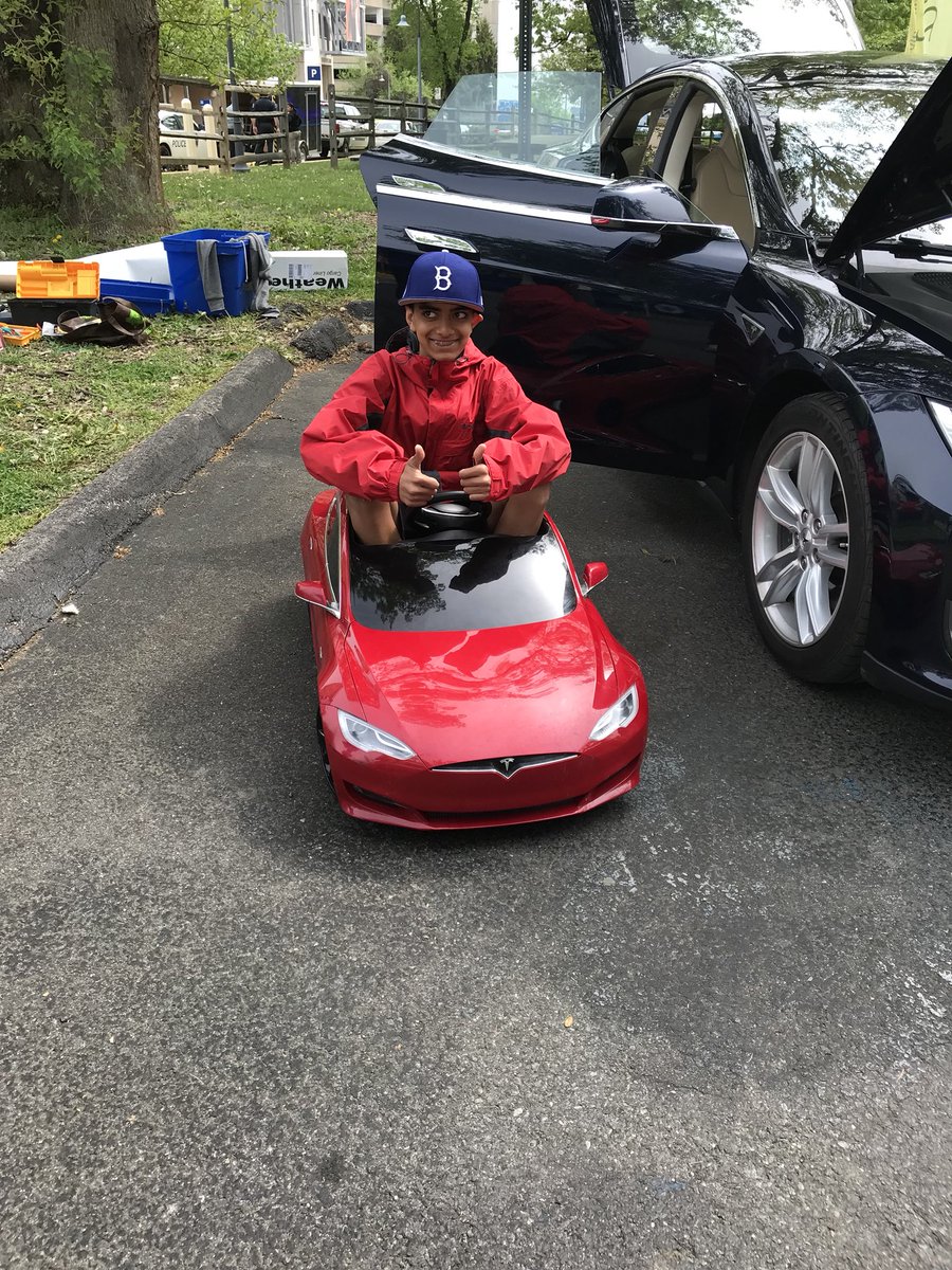 SustainableTKPK's tweet photo. Wish Skippy the Takoma Park Sustainability chihuahua was here, there’s even an electric car for him to check out! #MCGreenFest #MoCoGreenFest #EVcarshow https://t.co/53OMAe3mz3