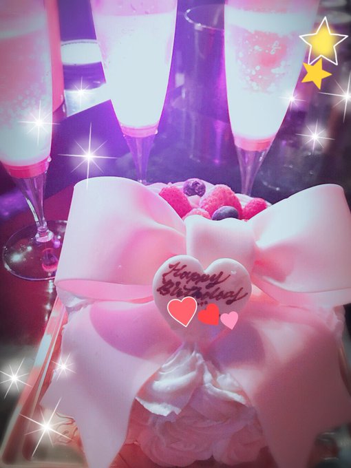 お誕生日の前日と当日は飲み慣れないシャンパン🥂で酔っ払いめぐり&hellip;&hellip;(&deg;_&deg;)  &ldquo;私を酔わせてどうするの？&rdquo;笑 &uarr; そいや、ソフトオンデマンドの作品で12時間お酒飲んで撮影したなぁ🍶 お酒弱すぎるから過酷だったぜぃ(&deg;_&deg;)笑