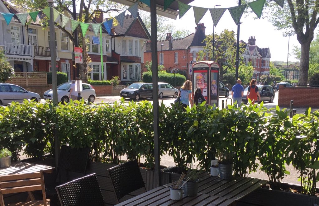 N8Elsie's tweet photo. Sizzling in hornsey , sit in the sun or shade for cold drinks 🥂🍷🍸 https://t.co/yRLed1fRv2