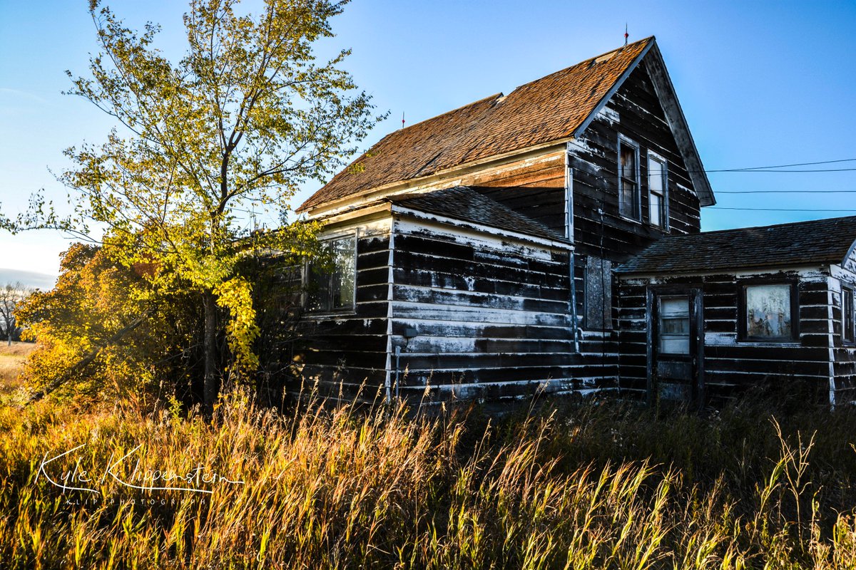 klipphoto's tweet photo. The golden hour near Weyburn. @Saskatchewan #sask #saskatchewan #exploresask #sk #rurex #weyburn #goldenhour #haunted https://t.co/EAgNlZ4csn