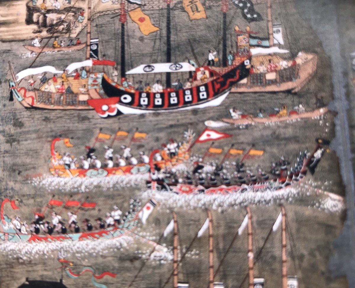 賀数仁然 那覇ハーリー 久米船と艫に日の丸が 実は王国時代からこれ 19世紀の那覇を描いた屏風絵にも確認できる テダ 太陽 信仰の琉球では割とある図柄なのです