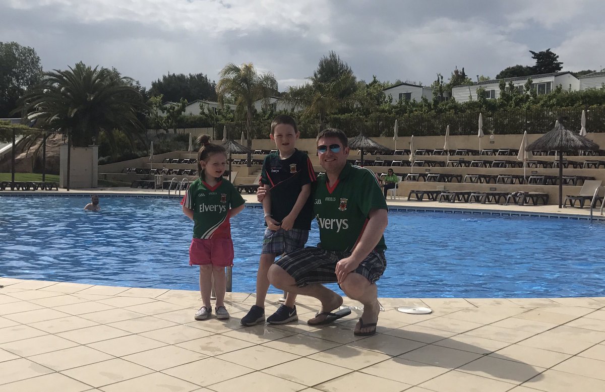 ciaranleneghan's tweet photo. Happy #mayoday to Mayo people across the world, from the Leneghan's from Muingmore in Lloret De Mar, Spain @MayoManchester @mayoday1 #mayoforsam2018 🇧🇫💚❤️💚❤️ https://t.co/U3I6RMMyfb