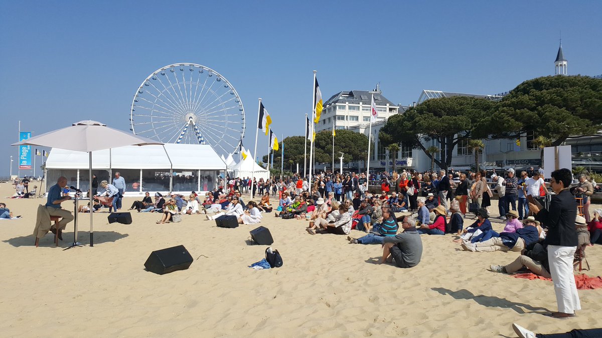 plageecrivains's tweet photo. La traditionnelle lecture sur le sable de Michel Bernard sous le soleil d'Arcachon 😎☀️ https://t.co/XFOsnFpEwE