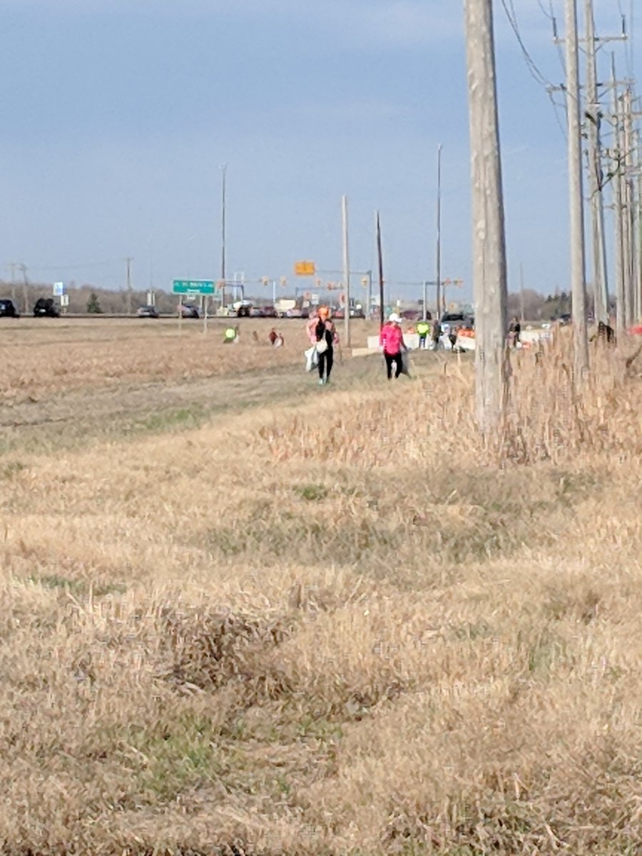 SandyNemeth's tweet photo. If you're on the south perimeter between St. Anne's and St. Mary's, give the @rpsca_wpg a honk and a wave! #rpscleanup #lotsofgarbage https://t.co/icKhj4Lc6v