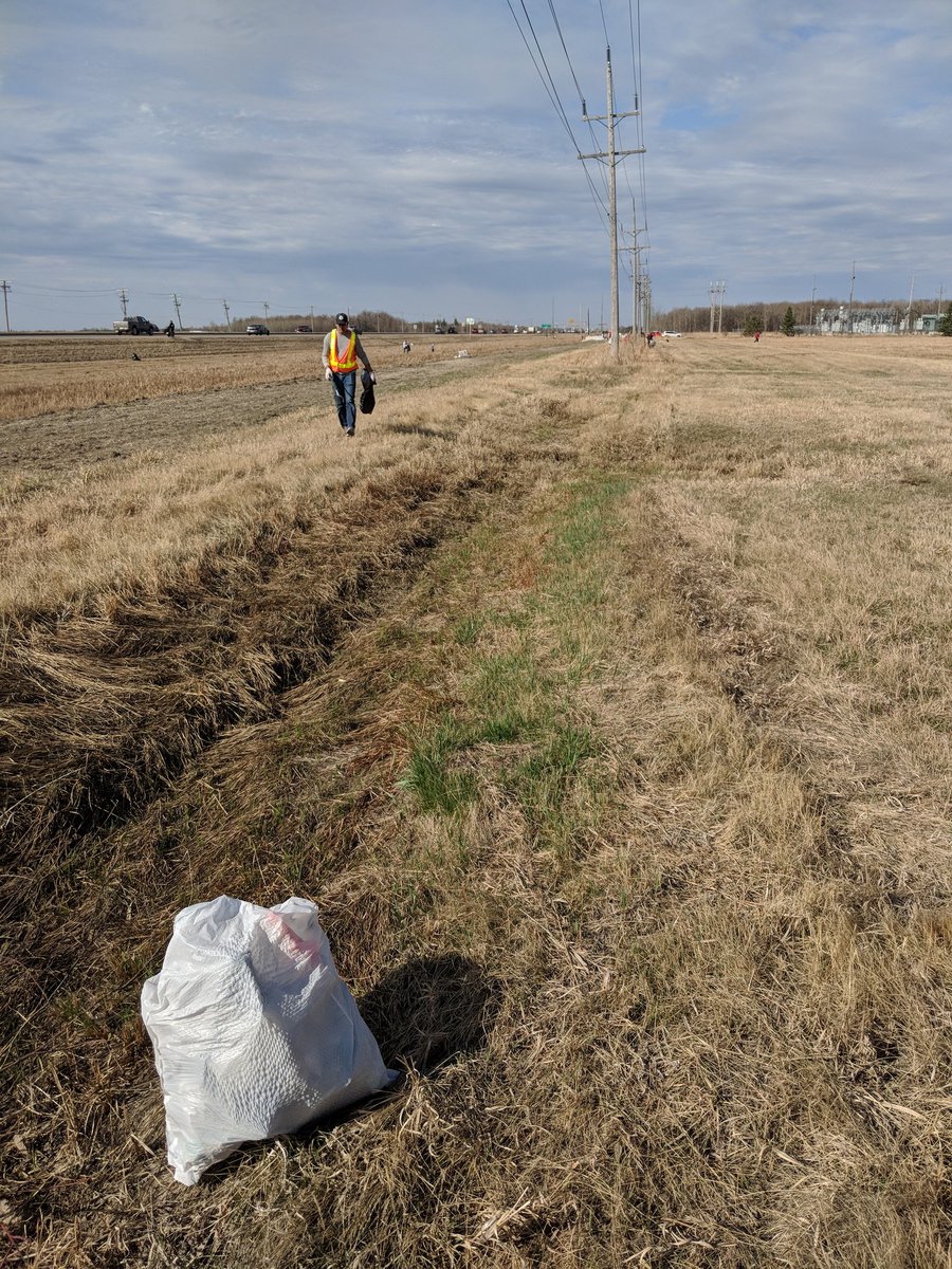 SandyNemeth's tweet photo. If you're on the south perimeter between St. Anne's and St. Mary's, give the @rpsca_wpg a honk and a wave! #rpscleanup #lotsofgarbage https://t.co/icKhj4Lc6v