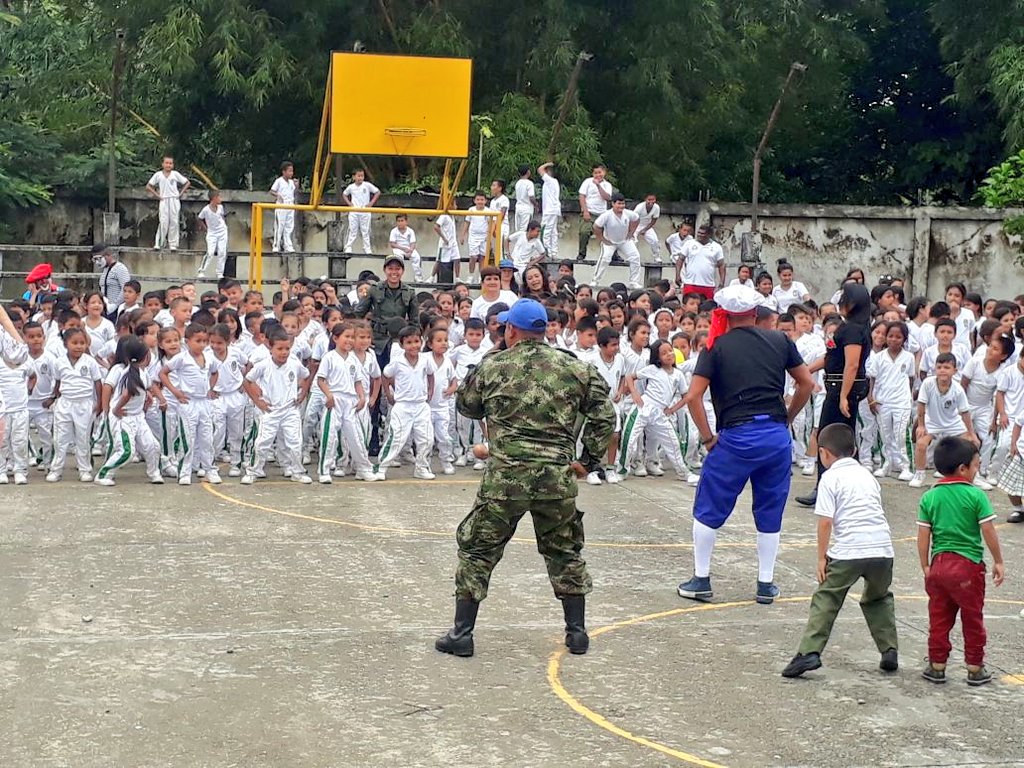 Ejercito_Div6's tweet photo. #Dato80 niños de bajos recursos del municipio de Puerto Asís, participaron de la conmemoración del #DíaDelNiño gracias al apoyo de nuestros #SoldadosHorus del #Baloc27 y el #Baaid6 quiénes se unieron con el personal de la clinica Angel Felipe para llevarles un día de alegría. https://t.co/qhbjqMDCgq