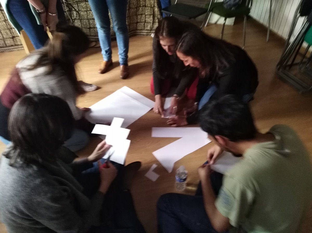 SETEM_MCM's tweet photo. Arrancamos la tarde del ciclo de #EducaciónparaelDesarrollo con dinámicas que evidencian las desigualdades ¿Cómo resolverán la carencia de recursos los diferentes grupos? #CamposdeSolidaridad #SetemMCM https://t.co/misNws7r3n