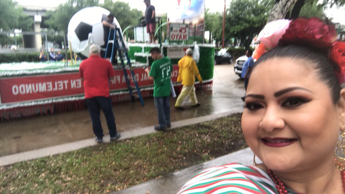 HouGrandOpera's tweet photo. Vanessa Alonzo from the cast of Cruzar la Cara de la Luna celebrates #CincodeMayo on the #TelemundoHouston float this morning and Miller Outdoor Theater at 8pm with Mariachi Los Camperos! Use code HGOCINCO at https://t.co/K8ASGjv58J to save 15% on #HGOCruzar #CincodeMayoParade https://t.co/nyI3CI0til
