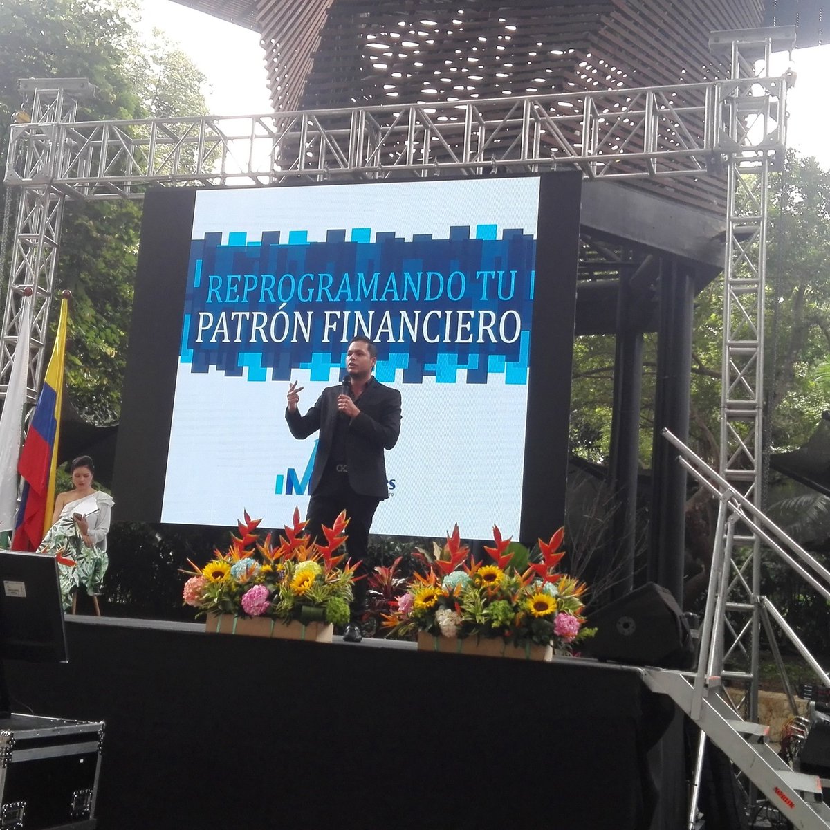 Cryptoeventos's tweet photo. Empezamos nuestra Crypto Feria Internacional con el Expositor Santiago Galeano hablando del éxito. https://t.co/AuhIQPKvkm