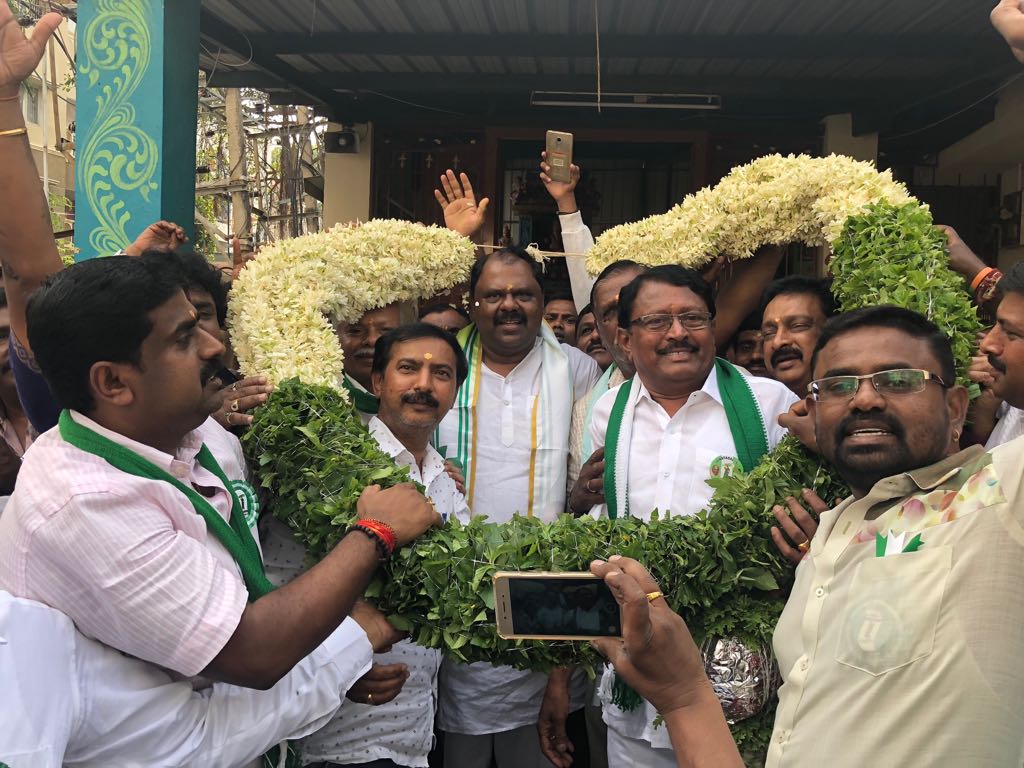 CvramanJDS's tweet photo. Door to Door Campaigning in #Ward-161 #SGPalya by #PRameshAnna ..Huge number of supporters followed #PRameshAnna in Campaigning.Everyones's small support can accomplish a big dream. .#JDSforCVR #IAMWithPRameshAnna ..
@PRameshJDS @KumaraswamyJDS @JanataDal_S @Jds_news @JanataDal_S https://t.co/tGdgnp720i