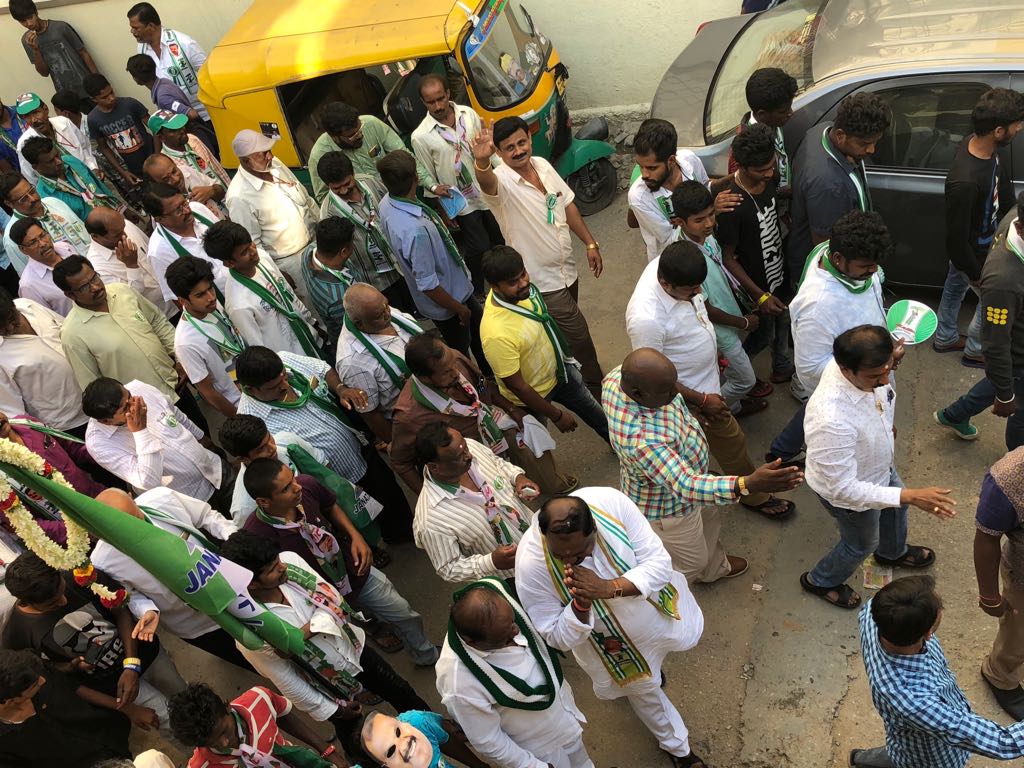 CvramanJDS's tweet photo. Door to Door Campaigning in #Ward-161 #SGPalya by #PRameshAnna ..Huge number of supporters followed #PRameshAnna in Campaigning.Everyones's small support can accomplish a big dream. .#JDSforCVR #IAMWithPRameshAnna ..
@PRameshJDS @KumaraswamyJDS @JanataDal_S @Jds_news @JanataDal_S https://t.co/tGdgnp720i