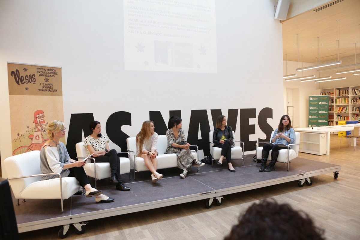 festivalvesos's tweet photo. ¿Sabías que la industria de la moda es la más contaminante? Hoy en @festivalvesos hemos debatido qué es la #modasostenible 👕🎒👞

Continuamos...! En media hora siguen las actividades de #FestivalVESOS2018 

#Sostenibilidad #Moda #VESOS2018 

Fotografías: @reaktiu https://t.co/vAUD8fJA3j