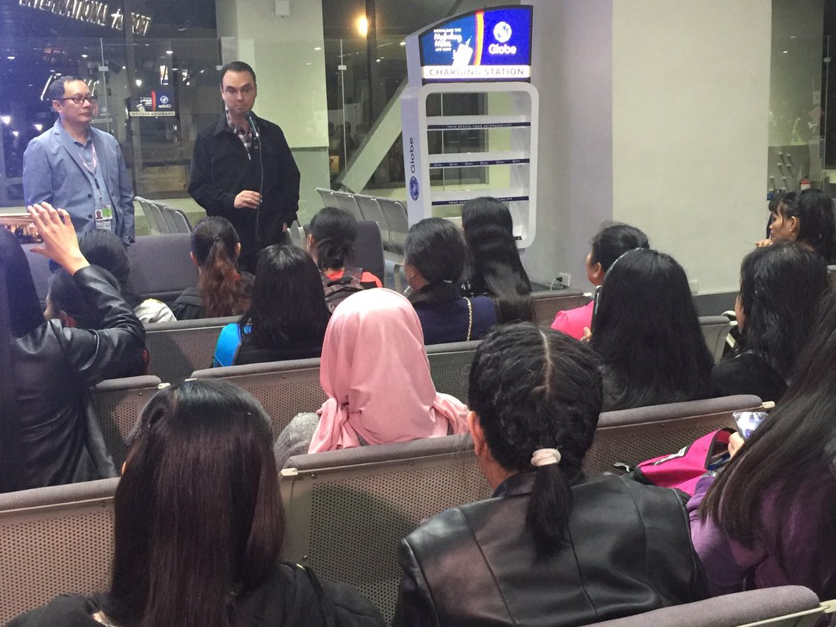 DFAPHL's tweet photo. PHOTO: Foreign Affairs Secretary @alanpcayetano welcomes home the first batch of OFWs from Philippine Embassy shelter in Kuwait, upon their arrival this evening at the Ninoy Aquino International Airport in Pasay City.
#KuwaitUpdate #DFAinACTION https://t.co/yLx6Y4jvEg