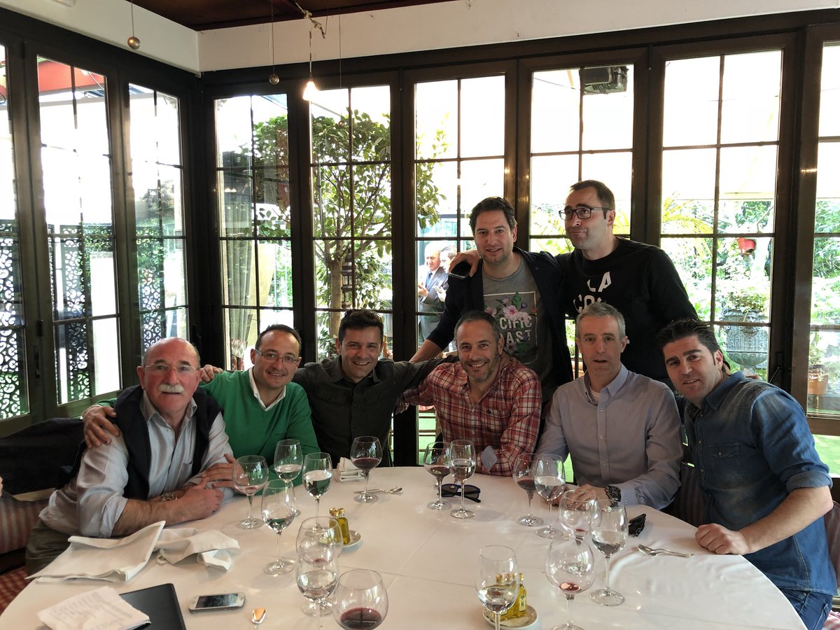 OndaRojilla's tweet photo. 📸 ¿Conocéis a alguno de la foto?
Hoy hemos tenido la ocasión de recordar un momento histórico para el @CDMirandes con algunos de sus protagonistas!! 
Esta semana podréis disfrutar de la entrevista y revivir el Lemonazo.
#OndaRojilla #HistoriaCDM #Lemonazo https://t.co/ZS0l9bVZo2