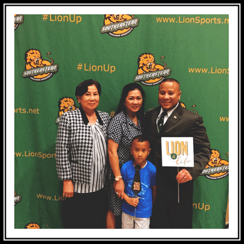 Fill_Up_Barrel's tweet photo. Family and I had a great evening! Thank you SELU!!! #SoutheasternRing #SLUclassof2018 https://t.co/DgW2ozl7CW
